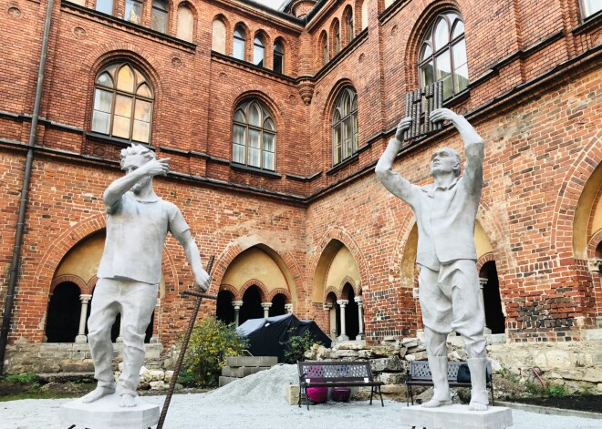 12 mūsdienīgi apustuļi Rīgas Doma dārzā