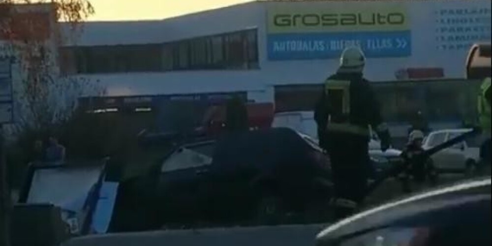 Видео аварии на Дарзциема с Volkswagen и BMW: машина снесла остановку