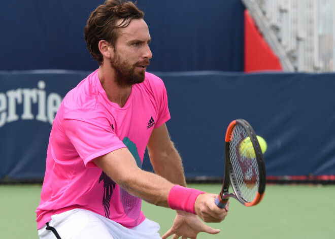 Gulbis uzvar talantīgo Šapovalovu un iekļūst Stokholmas turnīra ceturtdaļfinālā