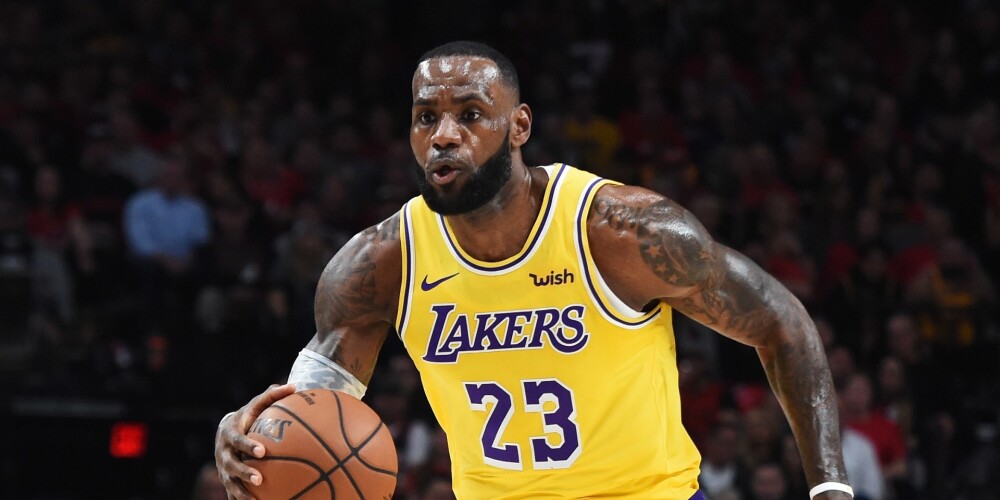 "Lakers" ar Džeimsu priekšgalā jauno NBA sezonu sāk ar neveiksmi
