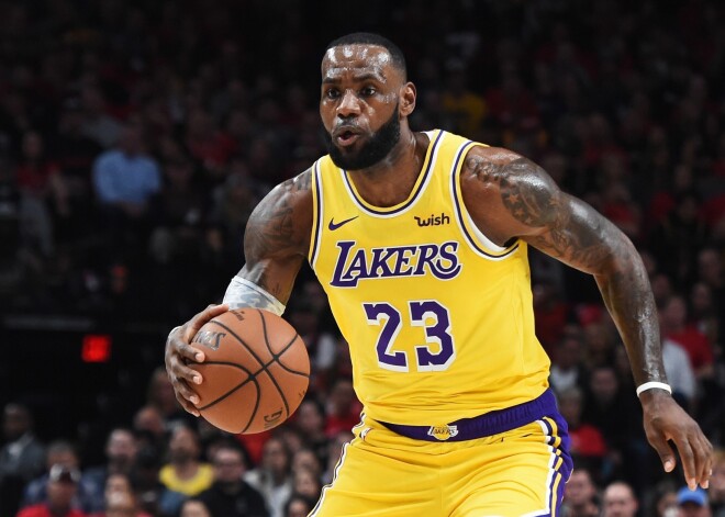 "Lakers" ar Džeimsu priekšgalā jauno NBA sezonu sāk ar neveiksmi