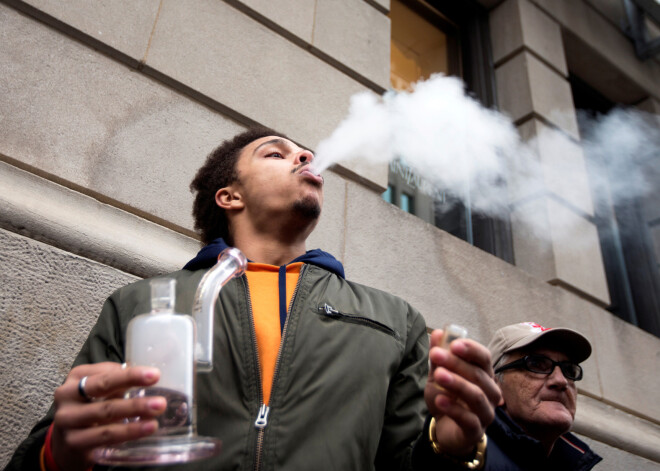 FOTO: kanādieši pēc marihuānas kā bez prāta - 2 dienas pēc legalizācijas krājumi sāk aptrūkties