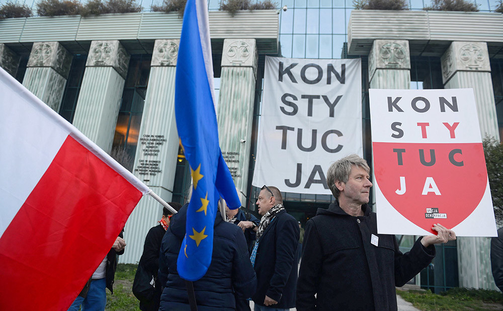 ES Tiesa Polijai liek apturēt lēmumu par tiesnešu pensionēšanos