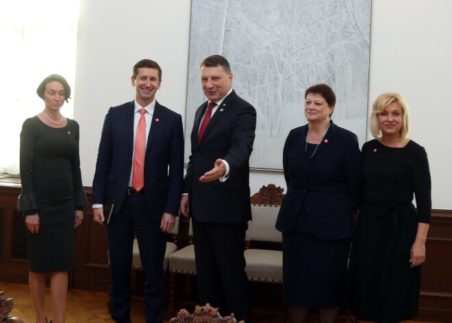 Valsts prezidents Raimonds Vējonis (centrā) un 13. Saeimā ievēlētās partijas "Saskaņa" pārstāvji - Ļubova Švecova (no kreisās), premjera amata kandidāts Vjačeslavs Dombrovskis, Evija Papule un Regīna Ločmele-Luņova tikšanās laikā Rīgas pilī.