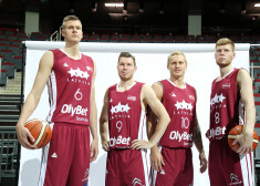 Latvijas vīriešu basketbola izlases spēlētāji Kristaps Porziņģis (no kreisās), Dairis Bertāns, Jānis Timma un Dāvis Bertāns.