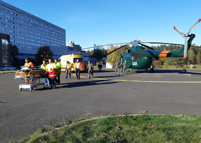 Austrumu slimnīcā ar helikopteru nogādā jaunieti, kuram uzgruva zemes blāķis