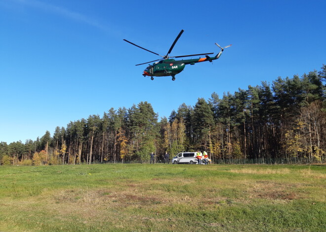 Šodien Austrumu slimnīcā ar helikopteru tika nogādāts jauns puisis no Rēzeknes novada, kurš bija guvis ļoti smagas, dzīvībai bīstamas traumas, notiekot negadījumam darbā.