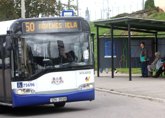 Rīgas satiksmes autobuss Abrenes ielā nāvējoši notriec gājēju