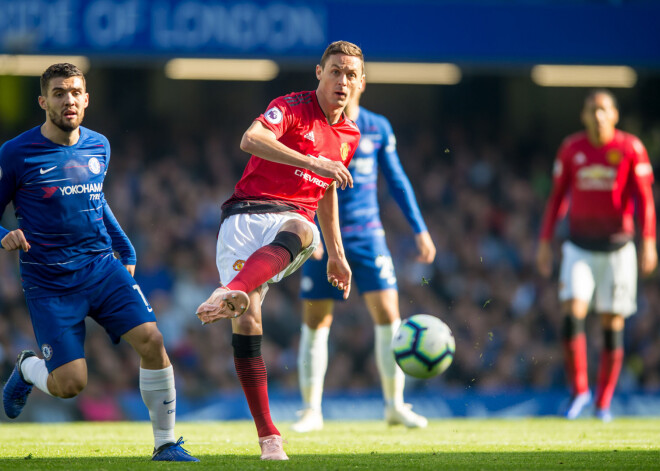 Londonas "Chelsea" pēdējās minūtēs izglābjas no zaudējuma pret Mančestras "United"