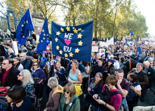 "Mēs mīlam Eiropas Savienību" - vērienīgā demonstrācijā Londonā pieprasa vēl vienu "Breksita" referendumu