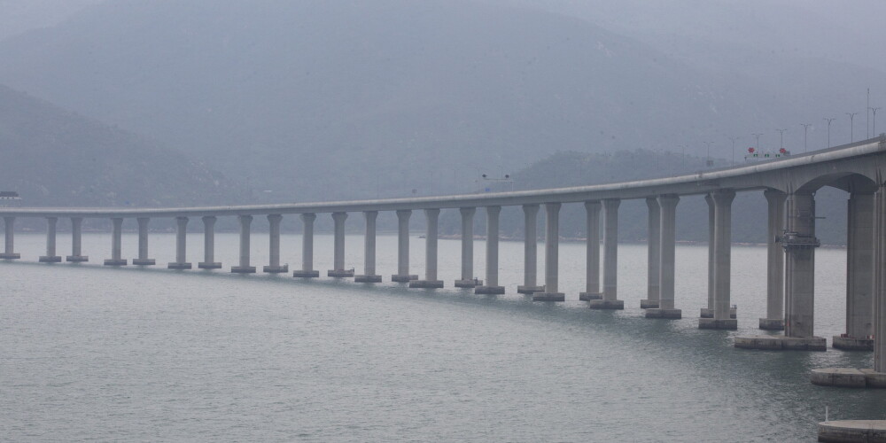 FOTO: Ķīnā atklās pasaulē garāko jūras tiltu; tiesa gan, to nedrīkstēs šķērsot jebkurš