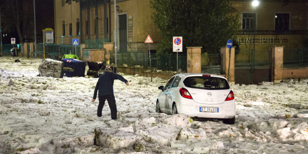 FOTO: Romā nolīst “ledus lietus”, paralizējot visu pilsētu