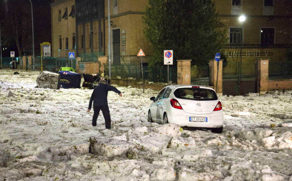 FOTO: Romā nolīst “ledus lietus”, paralizējot visu pilsētu