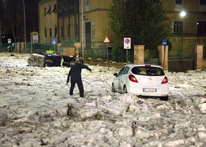 FOTO: Romā nolīst “ledus lietus”, paralizējot visu pilsētu