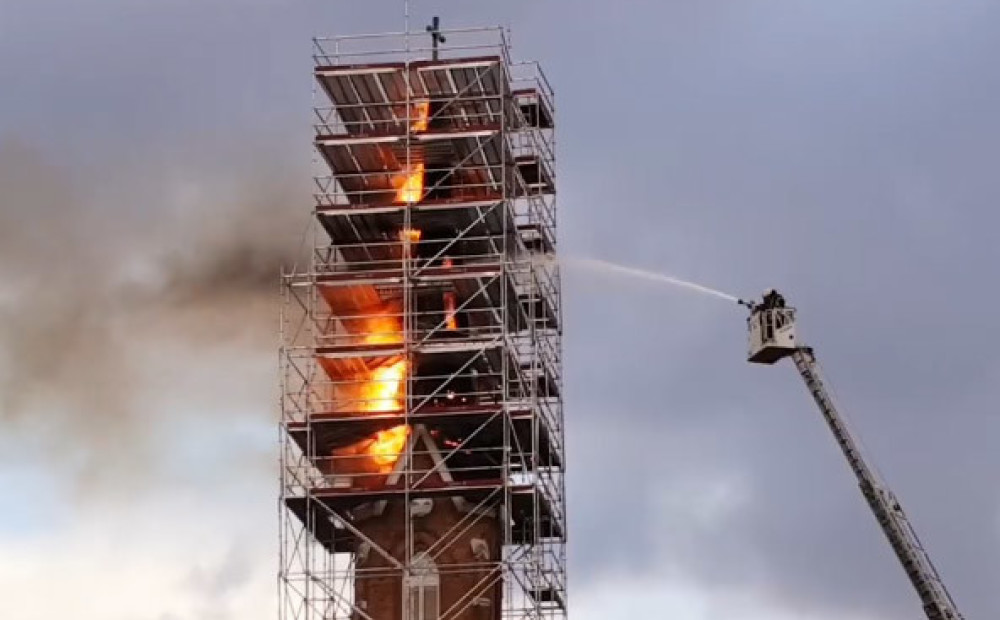 Par drosmi Piņķu baznīcas ugunsgrēka dzēšanā apbalvojumu saņems četri ugunsdzēsēji