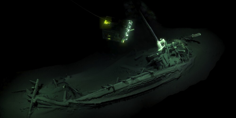 FOTO: Melnajā jūrā atrasts 2400 gadu sens kuģis, kurš ir faktiski vesels