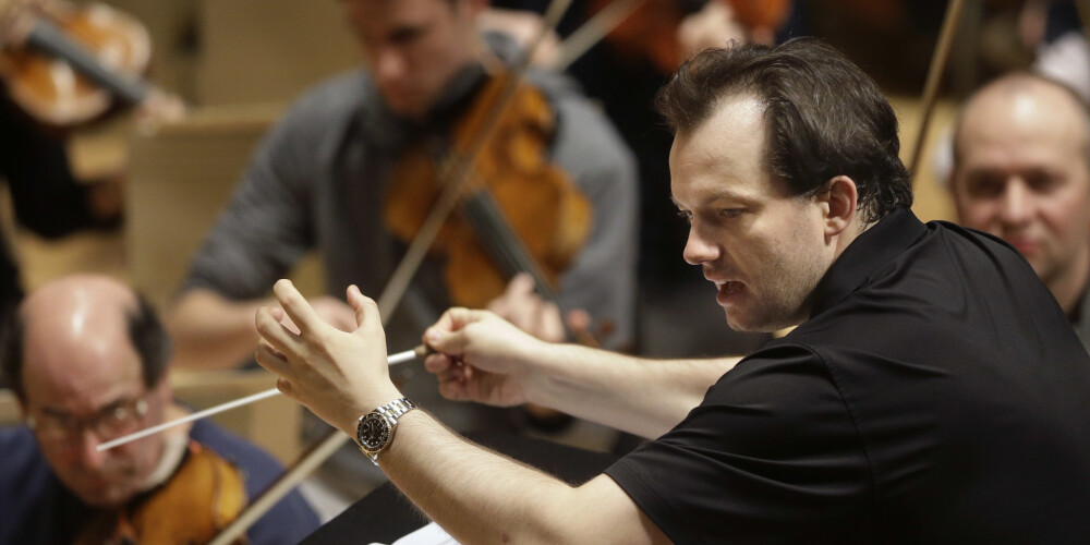 Andra Nelsona diriģētas simfonijas laikā Zviedrijas koncertzālē izceļas kautiņš