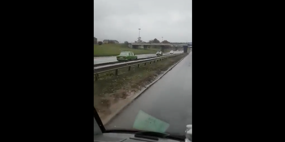 VIDEO: Žiguļa šoferītis Rīgā pa nepareizo pusi nesas pretī satiksmei
