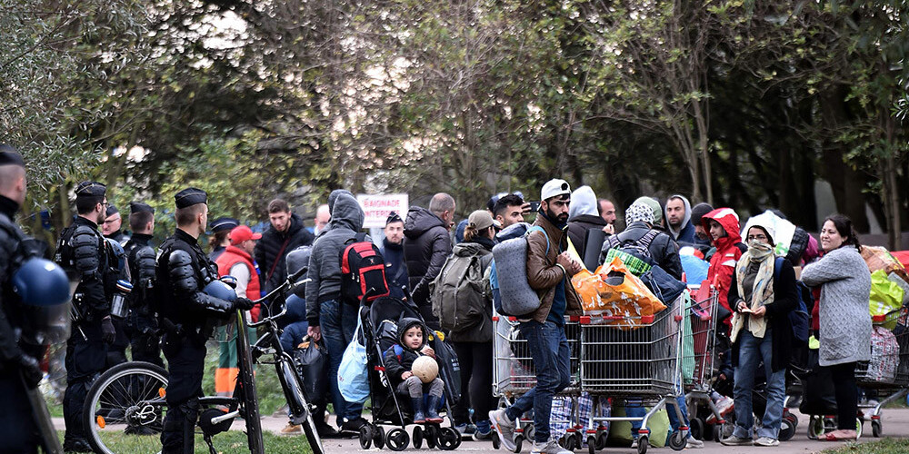Francija no Denkerkas apkaimes nelegālajām nometnēm evakuē 1800 bēgļus