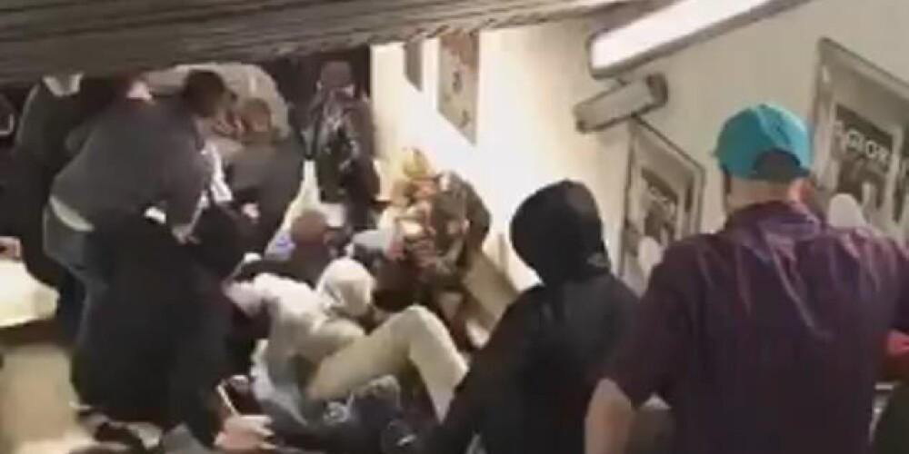 Aculiecinieka VIDEO: sadzērušies futbola fani no Maskavas izraisa traģēdiju uz eskalatora Romas metro