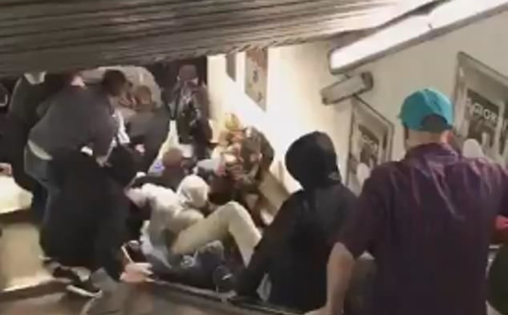 Aculiecinieka VIDEO: sadzērušies futbola fani no Maskavas izraisa traģēdiju uz eskalatora Romas metro