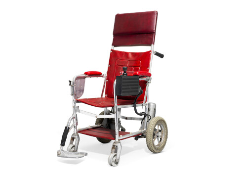 Izsolē varēs nopirkt Stīvena Hokinga ratiņkrēslu