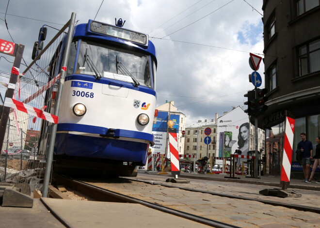 Ierobežos satiksmi Brīvības ielā pie pieturvietas “Matīsa iela”; slēgs satiksmi pie būvniecības objekta Raņķa dambī 34