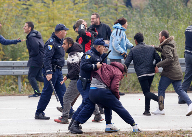 Policijas un agresīvu bēgļu sadursmēs uz Bosnijas un Horvātijas robežas vairāki ievainotie