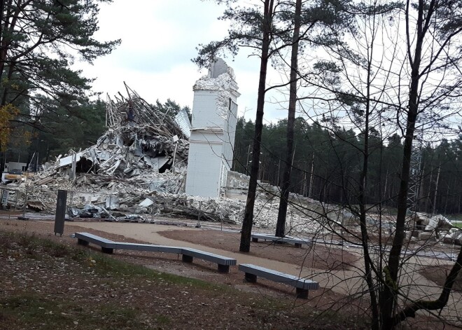 Smeldzīgs skats: tā šobrīd izskatās Mežaparka estrādē