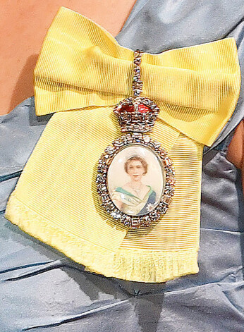 Šo uzskata par vienu no īpašākajām rotām, ko karaliene jebkad aizdevusi kādai no karaļnama dāmām.