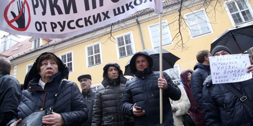 Krievijas TV izfantazē masveida protestus, kā ekspertus pieaicinot Ždanoku un Jurkānu