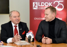 Latvijas Darba devēju konfederācijas (LDDK) prezidents Vitālijs Gavrilovs (no kreisās) un partijas "KPV LV" Ministru prezidenta amata kandidāts Aldis Gobzems piedalās preses konferencē, kurā informē par LDDK un Latvijas Brīvo arodbiedrību savienības tikšanos ar partijas "KPV LV" ministru prezidenta amata kandidātu.