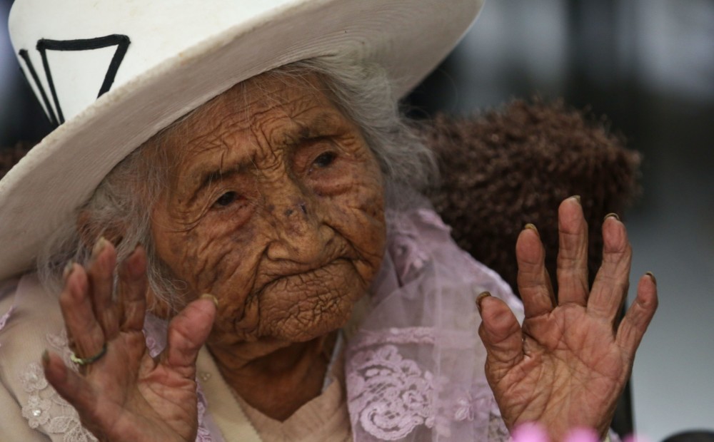 FOTO: 118 gadu veca bolīviete svin dzimšanas dienu