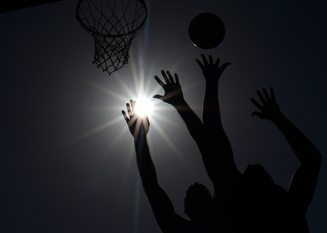 Latvijas 3x3 basketbolisti cīņā par pirmo vietu Pasaules tūres finālposma apakšgrupā tomēr zaudē