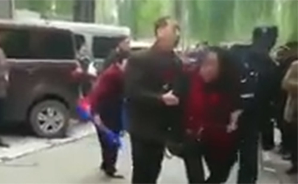 VIDEO: sieviete Ķīnā ar nazi sarīko slaktiņu bērnudārzā un ievaino 14 bērnus