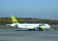 "airBaltic" lidmašīna starptautiskajā lidostā "Rīga".