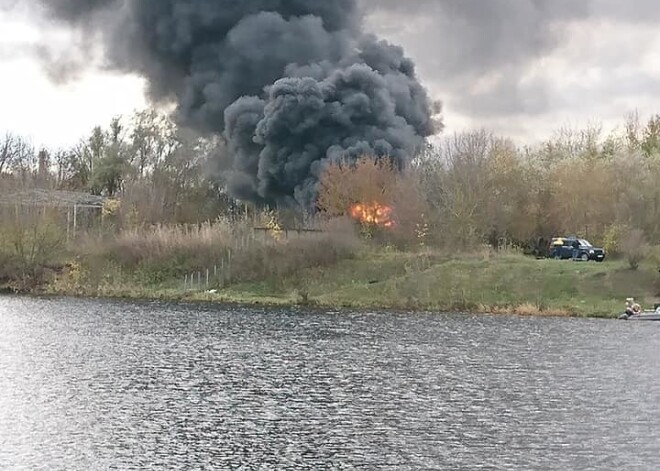 Krasta ielā Rīgā aizdegušies atkritumi un riepas