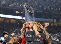 Bostonas "Red Sox" beisbolisti ar trofeju rokās