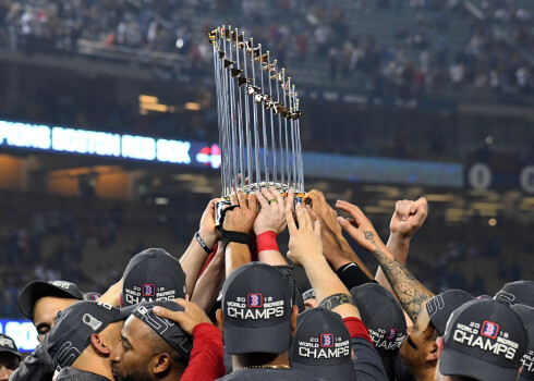 Bostonas "Red Sox" beisbolisti ar trofeju rokās