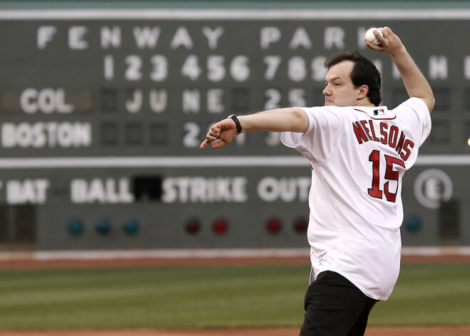 Andris Nelsons pirms kādas no "Red Sox" spēlēm izdara simbolisko iemetienu.