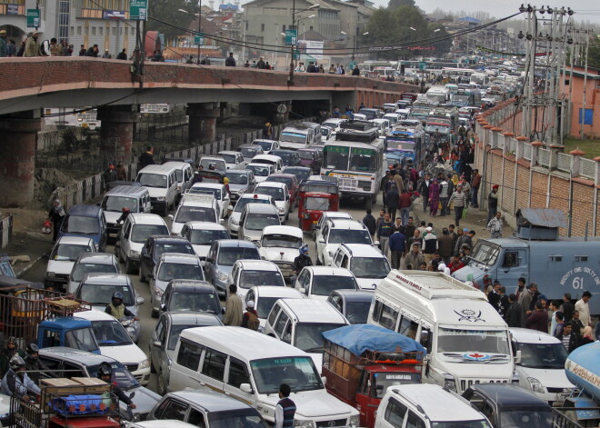 Autobusam iegāžoties upē, Pakistānā gājuši bojā vismaz 17 cilvēki