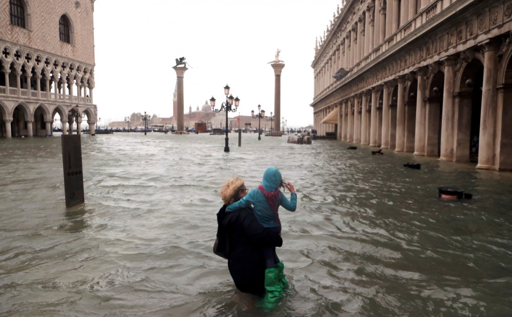 FOTO: Venēcijā pabijušos šie skati pārsteigs - visa pilsēta zem ūdens