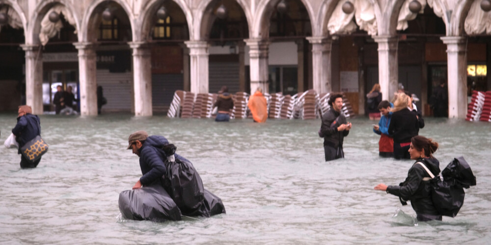 FOTO: Venēcijā pabijušos šie skati pārsteigs - pilsētas centrā ūdens līdz pat viduklim