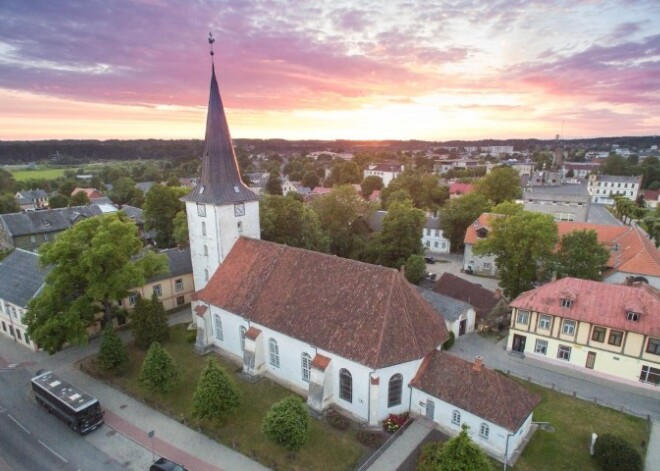 100 lietas Latvijas simtgadei. 2015. gads: TUKUMA BAZNĪCAS DURVIS