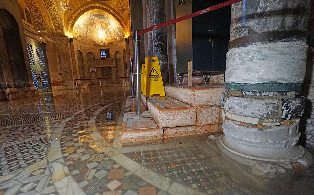 Plūdi Venēcijā nodarījuši nopietnus bojājumus leģendārajai Svētā Marka bazilikai