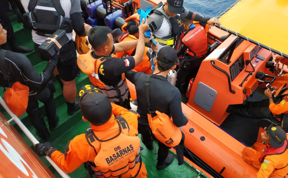 Indonēzijas glābēji varētu būt atraduši avarējušās pasažieru lidmašīnas korpusu