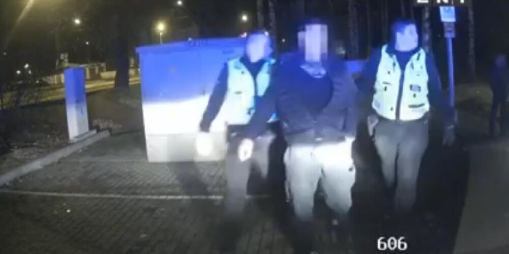 Рижские полицейские вытащили за ноги пьяного водителя Mercedes, решившего их обмануть