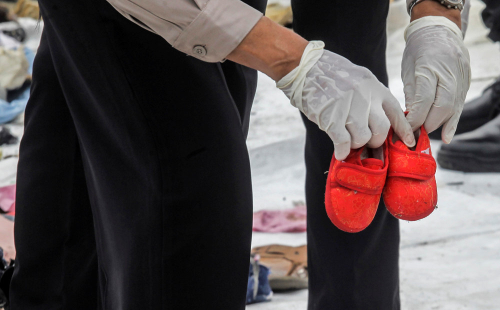 FOTO: ūdens dzīlēs atrastās Indonēzijas aviokatastrofā bojāgājušo mantas - bērnu apavi, maki un somas