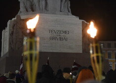 Lāčplēša dienai veltītā lāpu gājiena svētbrīdis pie Brīvības pieminekļa.