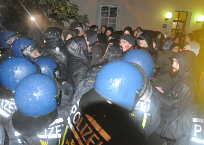 Cilvēki Freiburgā protestē pret imigrantiem, kuri pēc naktskluba apmeklējuma naktī no 13. uz 14.oktobri krūmos izvaroja 18 gadus vecu studenti.
